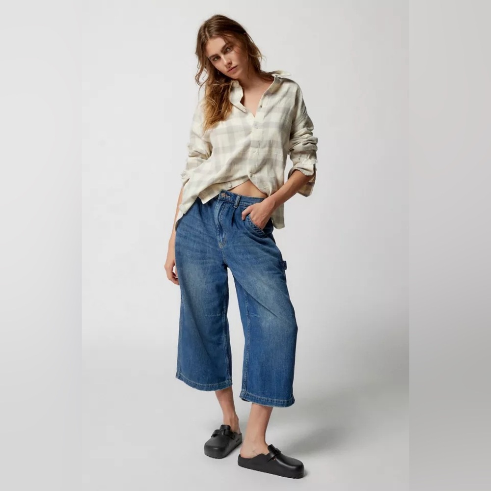 BDG Wide-Leg Cropped Ankle Jeans in Medium Blue